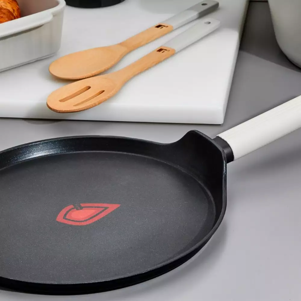 Crepera Bergner Lines 26 Cm Negro Aluminio Forjado Bg35346Bkk