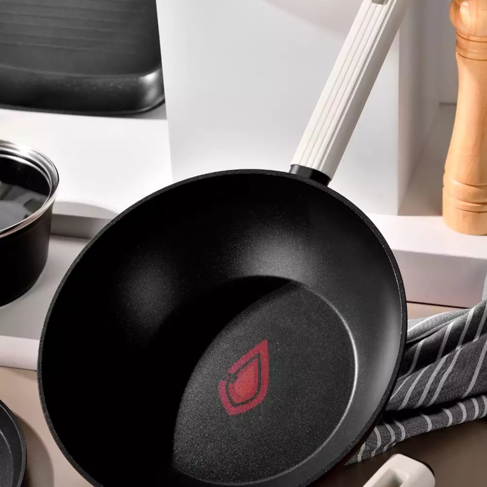 Wok Bergner Lines 26 Cm Negro Aluminio Forjado Bg35345Bkk