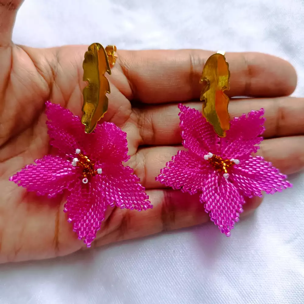 Aretes bugambilias fucsia tejidos a mano con oro