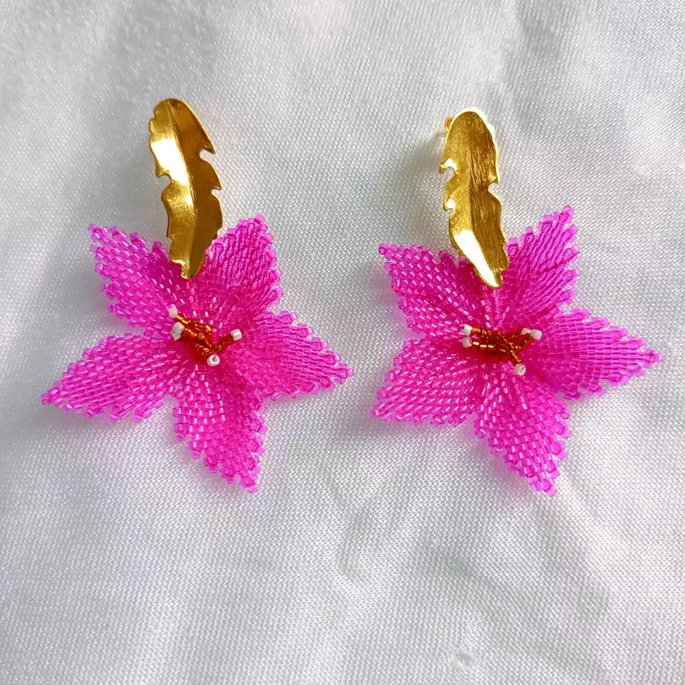 Aretes bugambilias fucsia tejidos a mano con oro