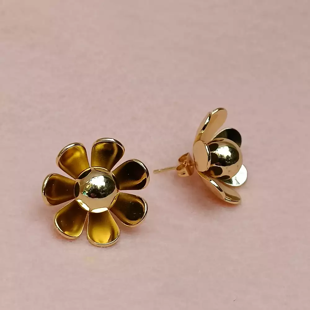 Aretes en rodio "Daisies in Gold" – Margaritas Retro con Acabado Espejo