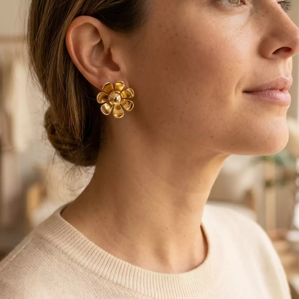 Aretes en rodio "Daisies in Gold" – Margaritas Retro con Acabado Espejo