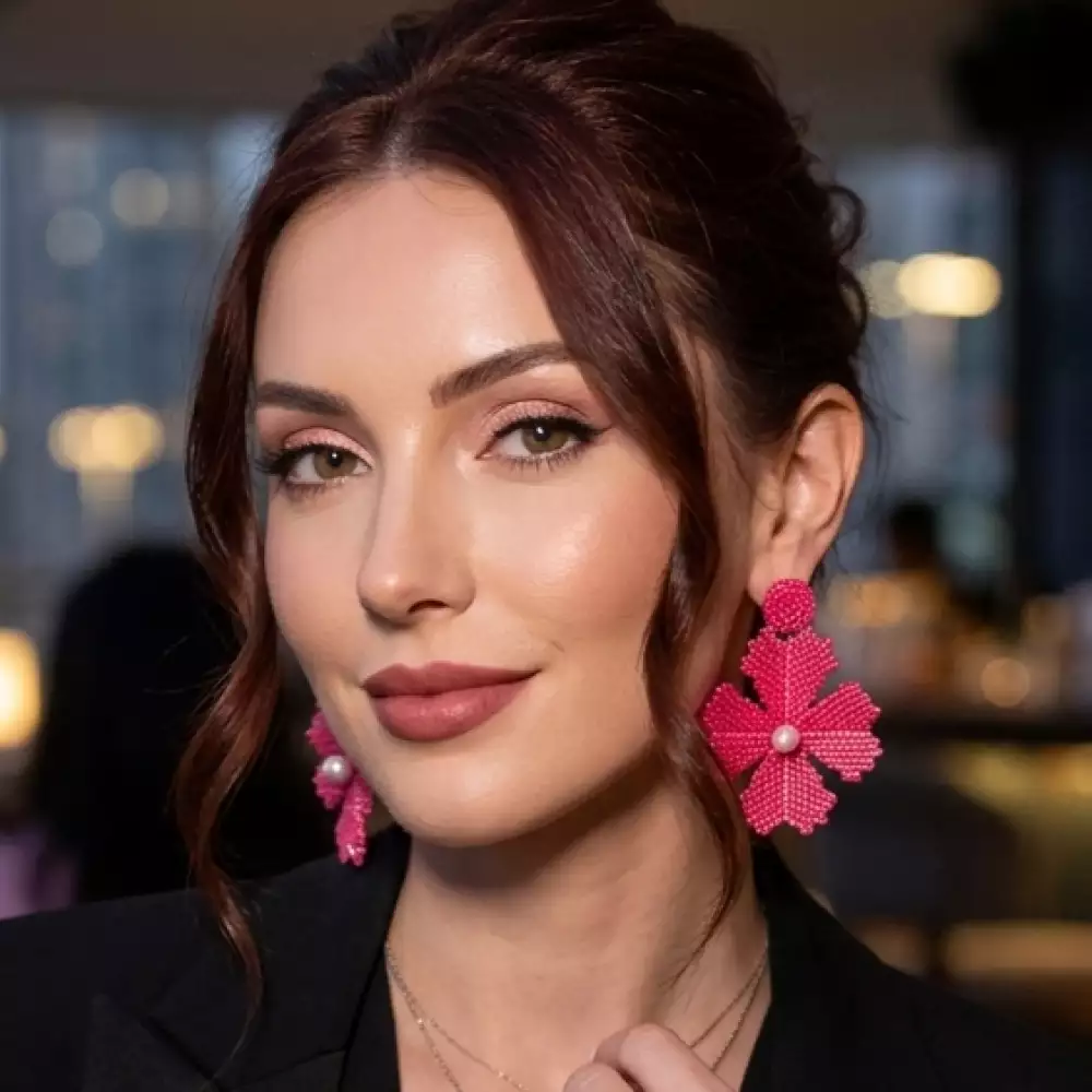 Aretes flor fucsia en miyuki con perla artesanal