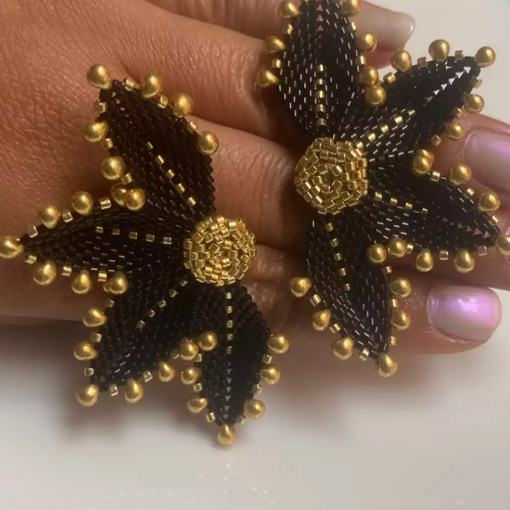 Aretes florales miyuki negro dorado tejidos a mano
