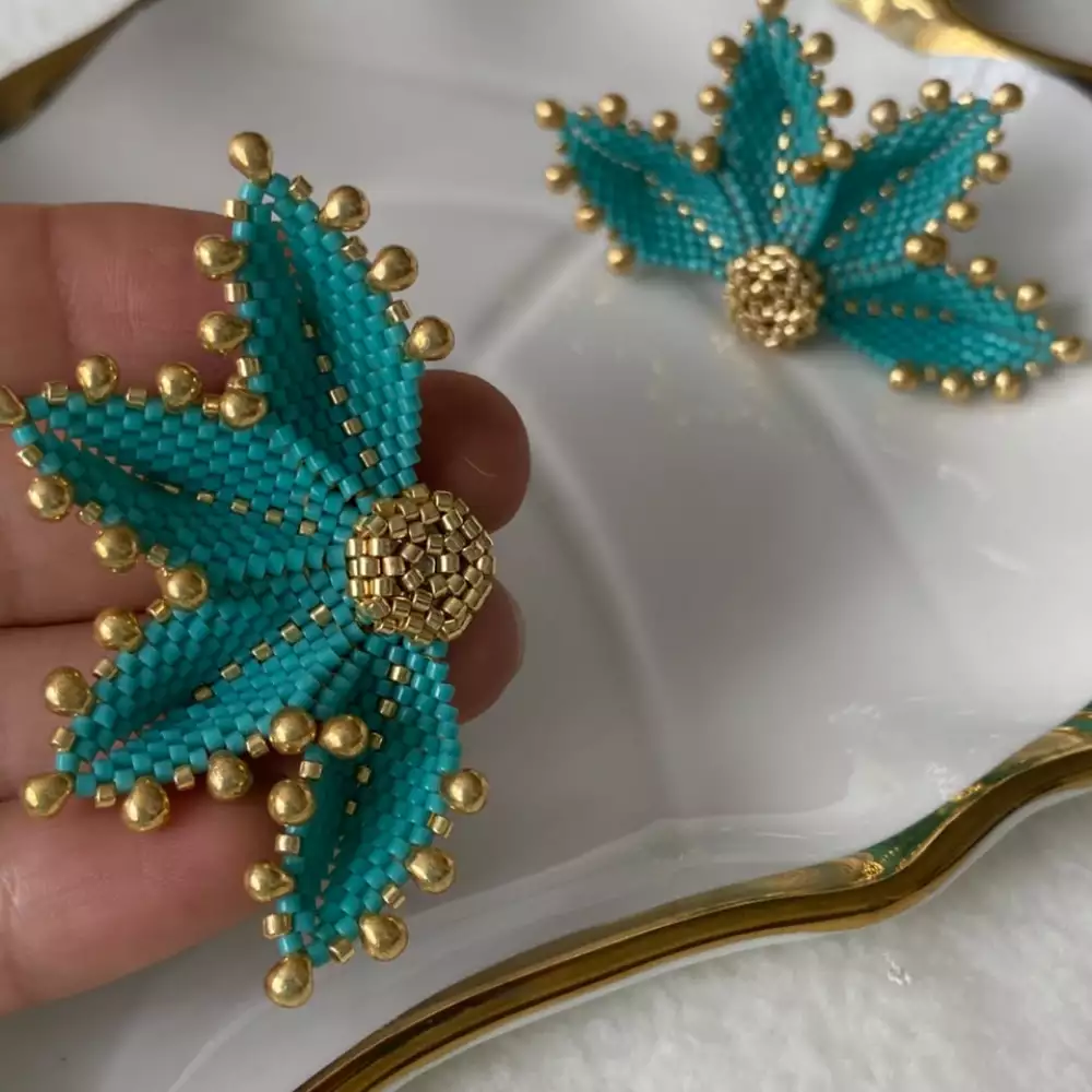 Aretes florales miyuki turquesa dorado tejidos a mano