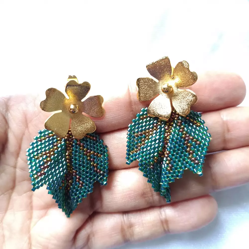 Aretes hojas tropicales verde esmeralda con detalles bronce