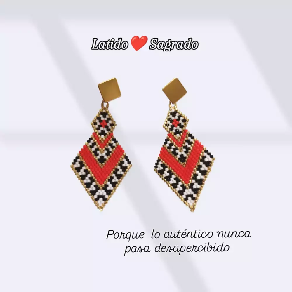 Aretes latido sagrado rojo con patrones geométricos miyuki