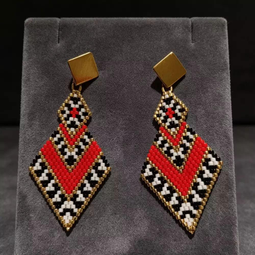 Aretes latido sagrado rojo con patrones geométricos miyuki