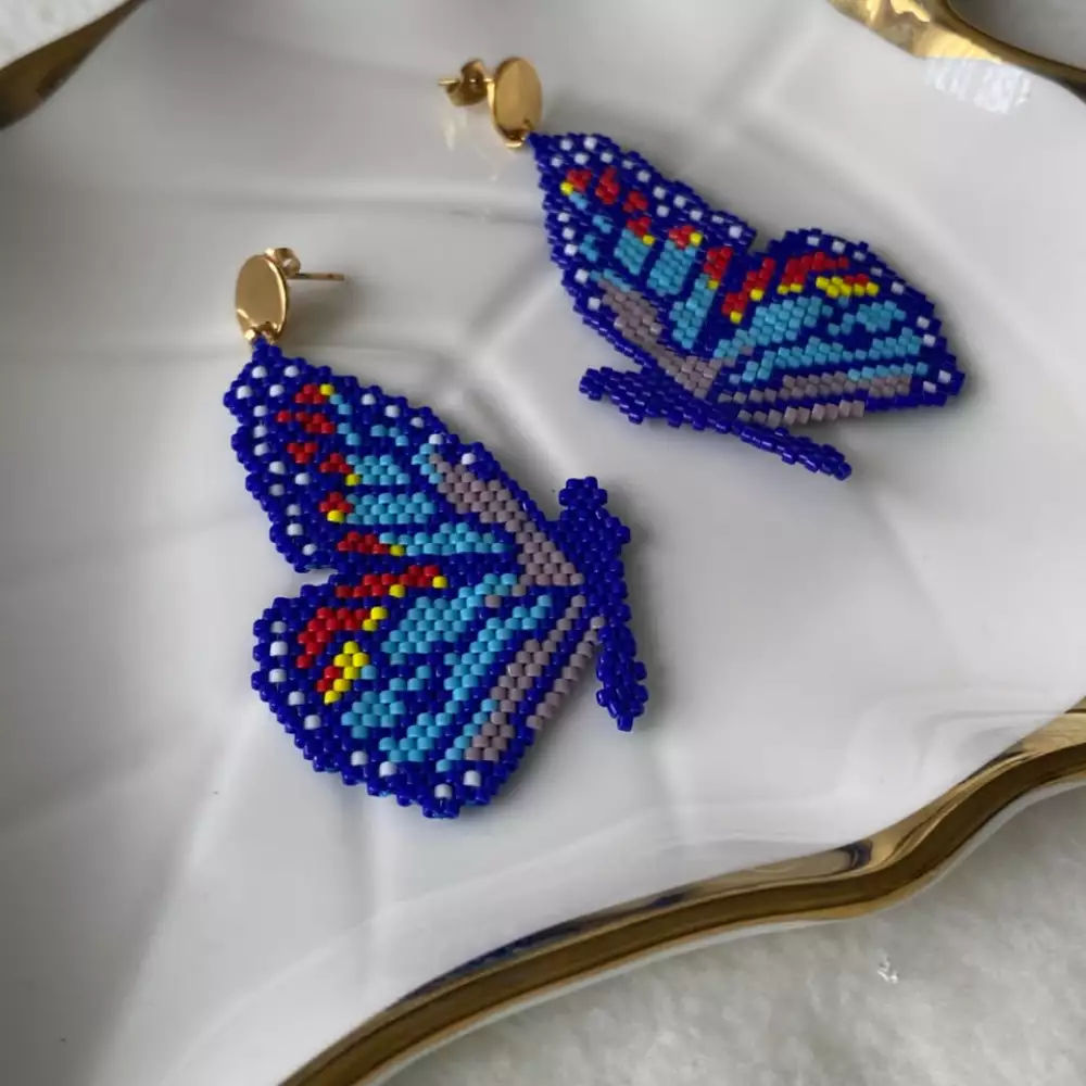 Aretes mariposa miyuki azul multicolor tejidos a mano