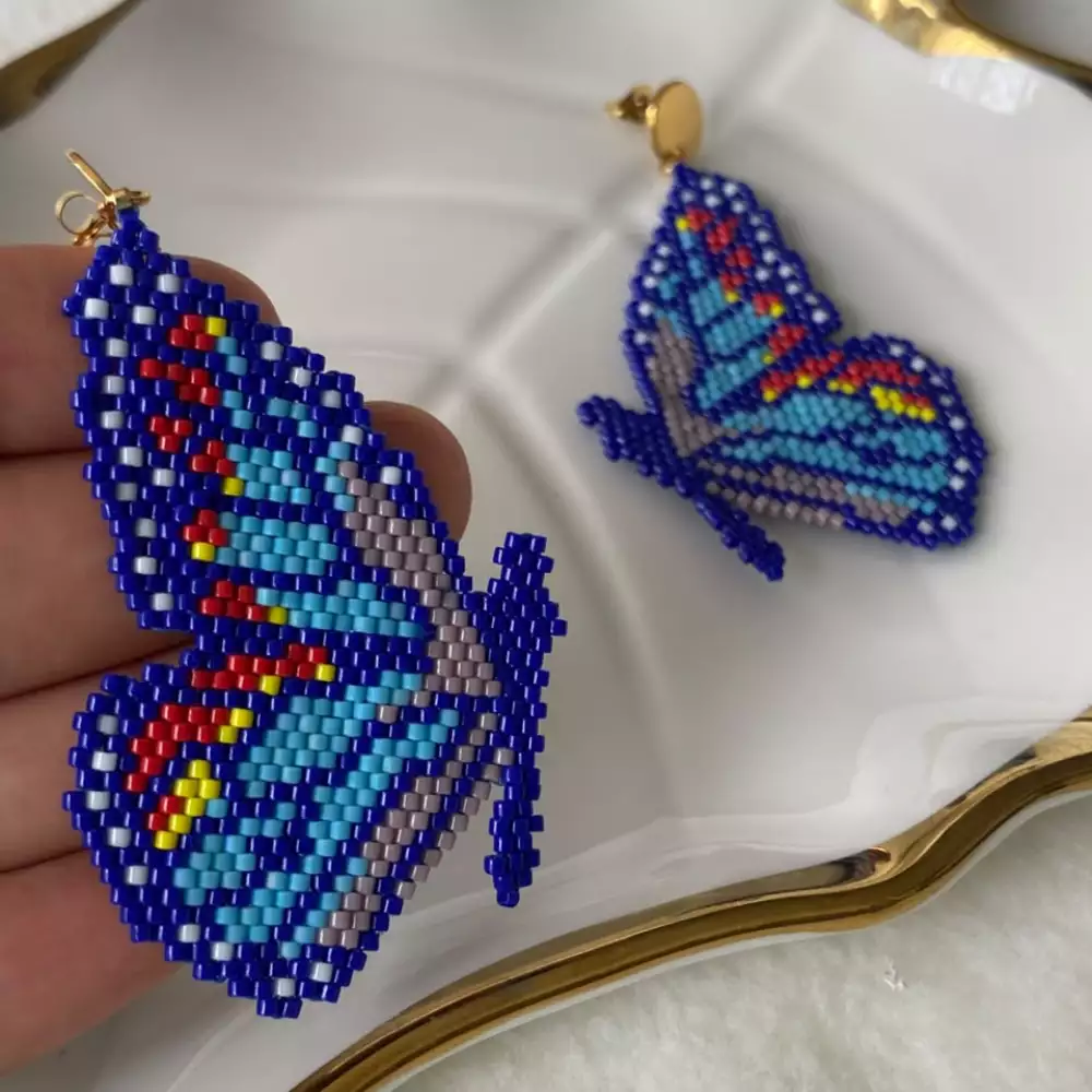 Aretes mariposa miyuki azul multicolor tejidos a mano