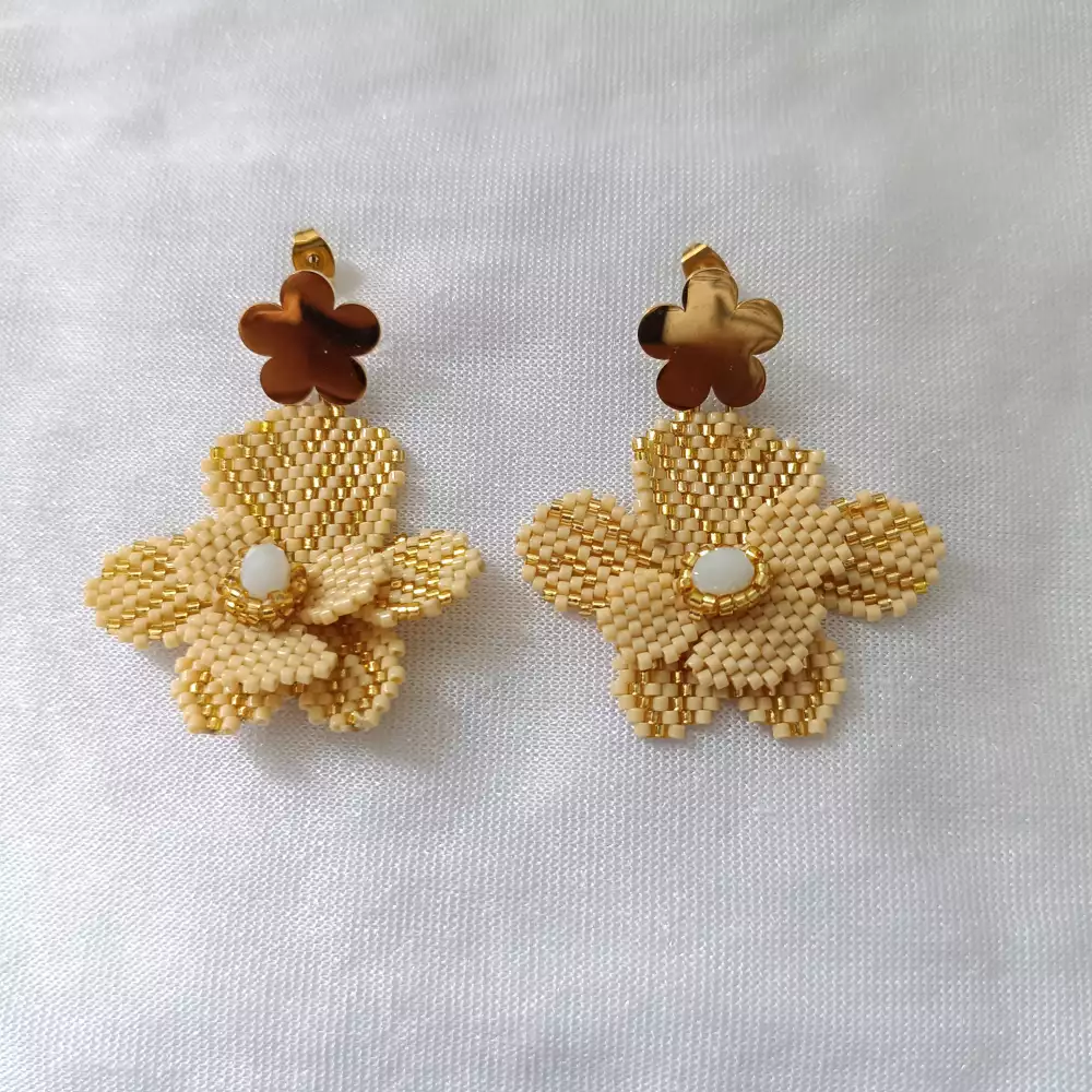 Aretes orquídea dorada en miyuki artesanal hecho a mano