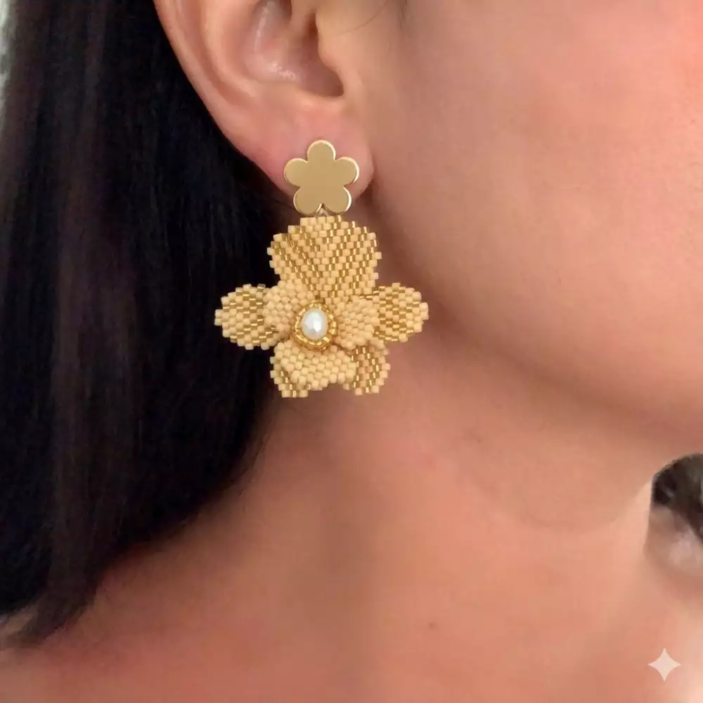 Aretes orquídea dorada en miyuki artesanal hecho a mano