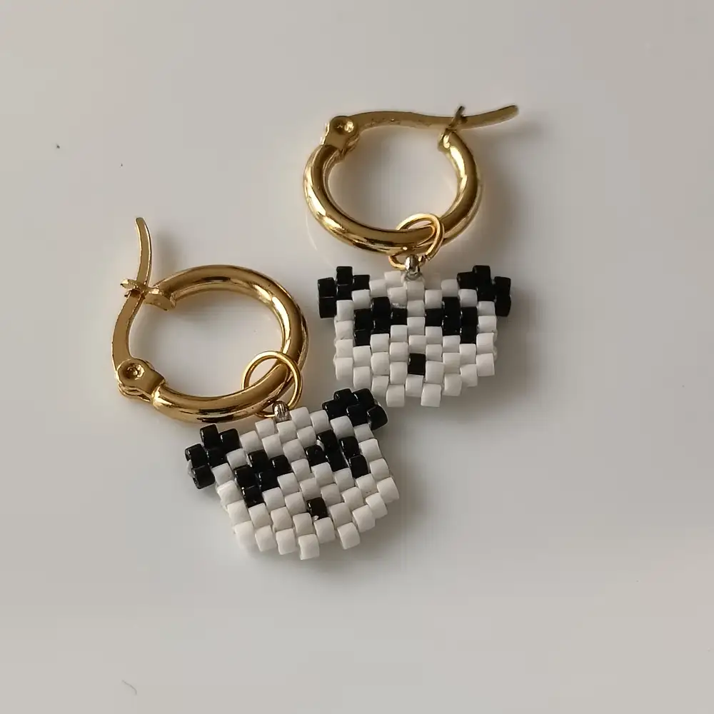Aretes Tipo Candonga Con Dije De Oso Panda Tejido En Miyuki
