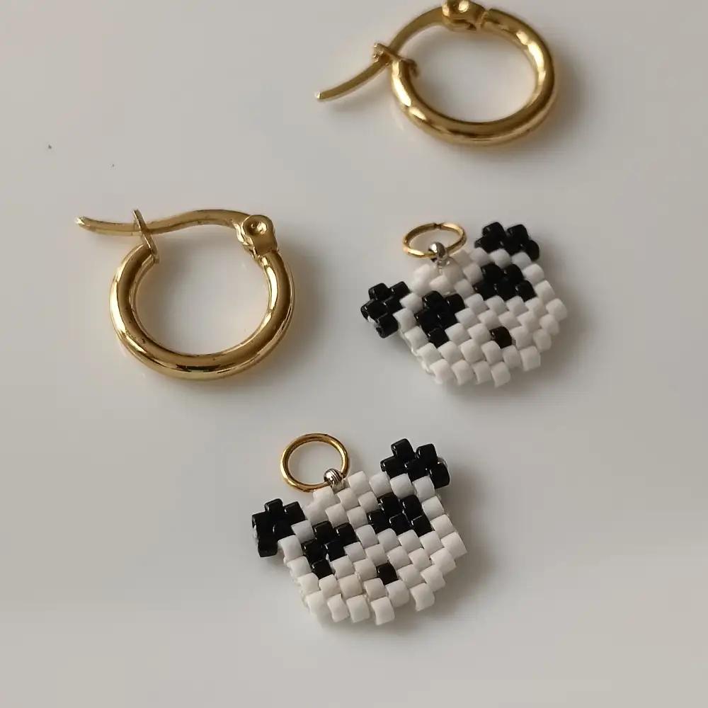 Aretes Tipo Candonga Con Dije De Oso Panda Tejido En Miyuki