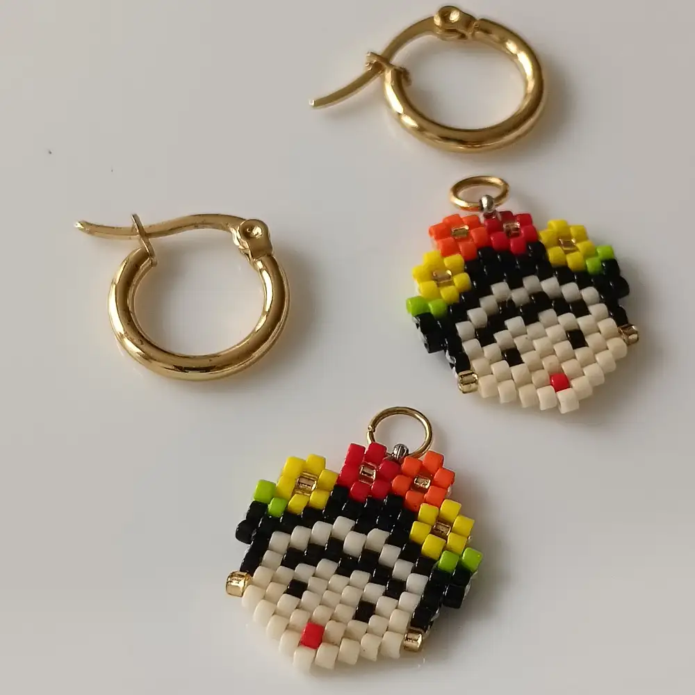 Aretes Tipo Candonga Con Dije Mini de Frida En Miyuki