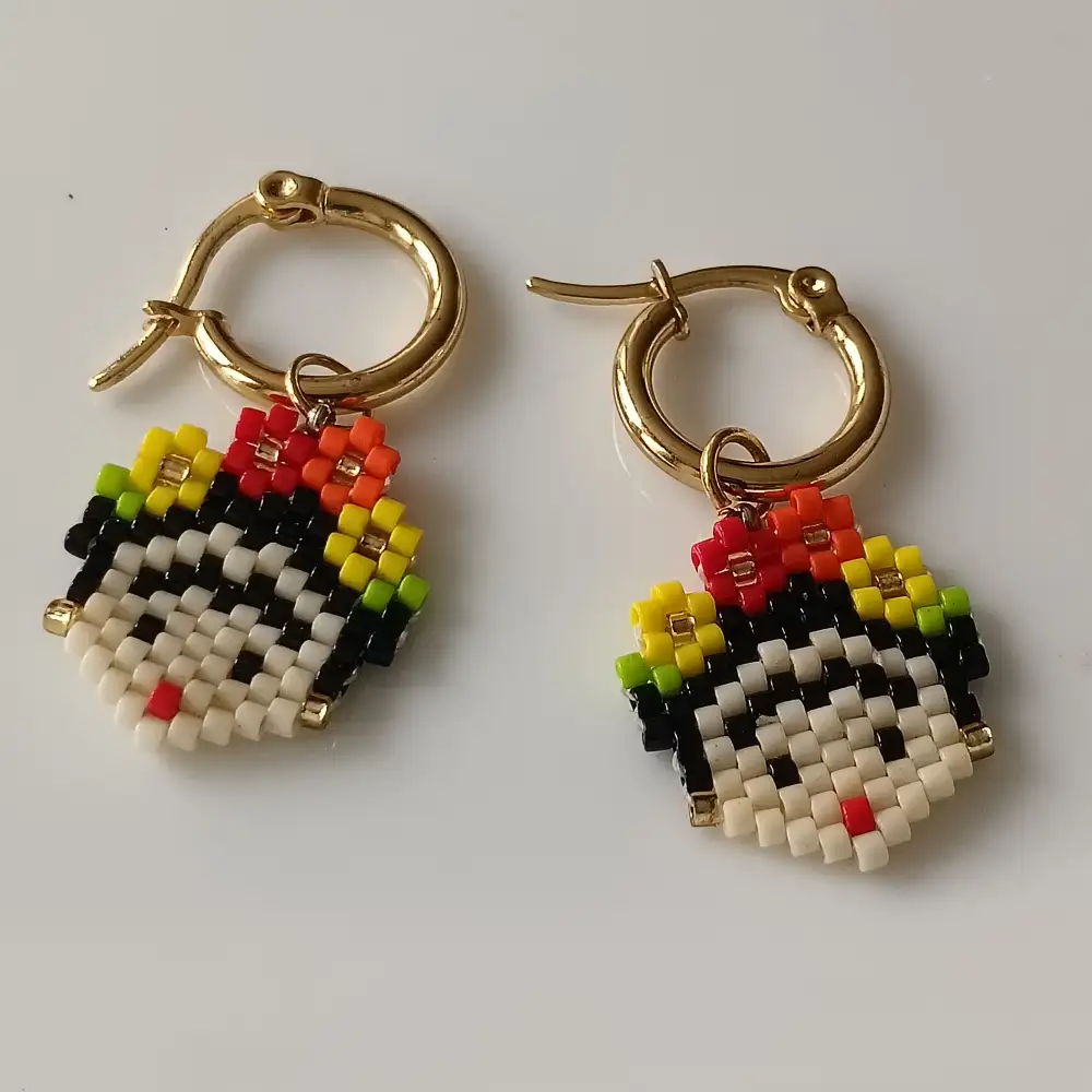 Aretes Tipo Candonga Con Dije Mini de Frida En Miyuki