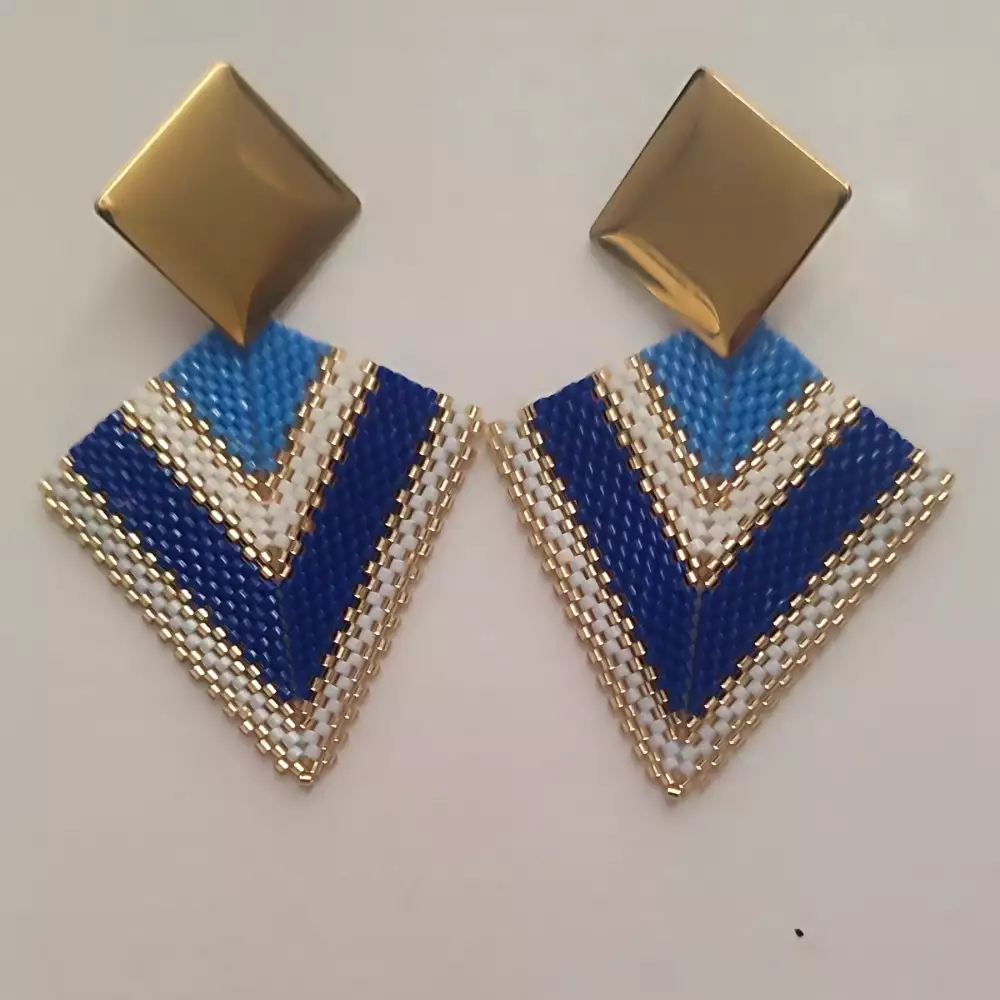 Aretes triángulo celeste tejidos a mano miyuki