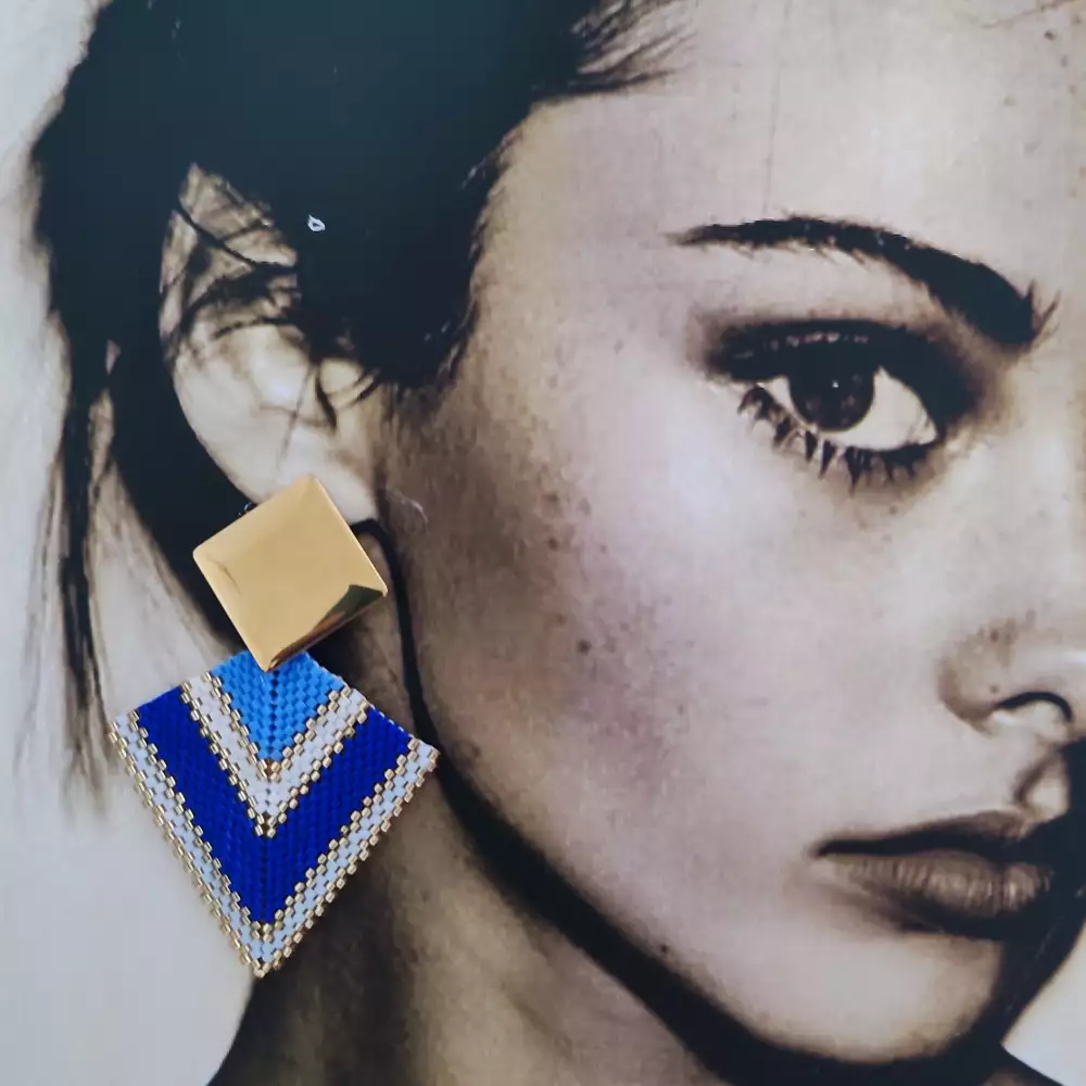 Aretes triángulo celeste tejidos a mano miyuki