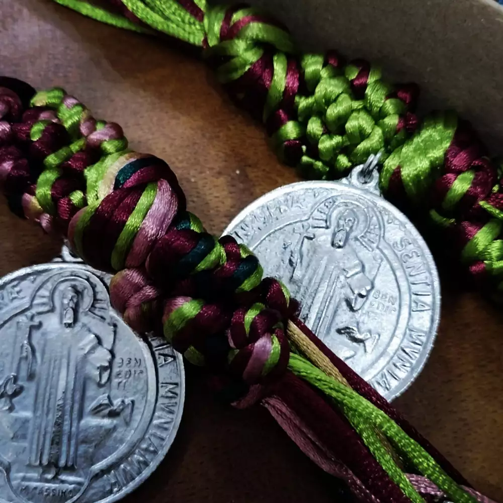 Bendición del hogar colores mezclados con medallas religiosas