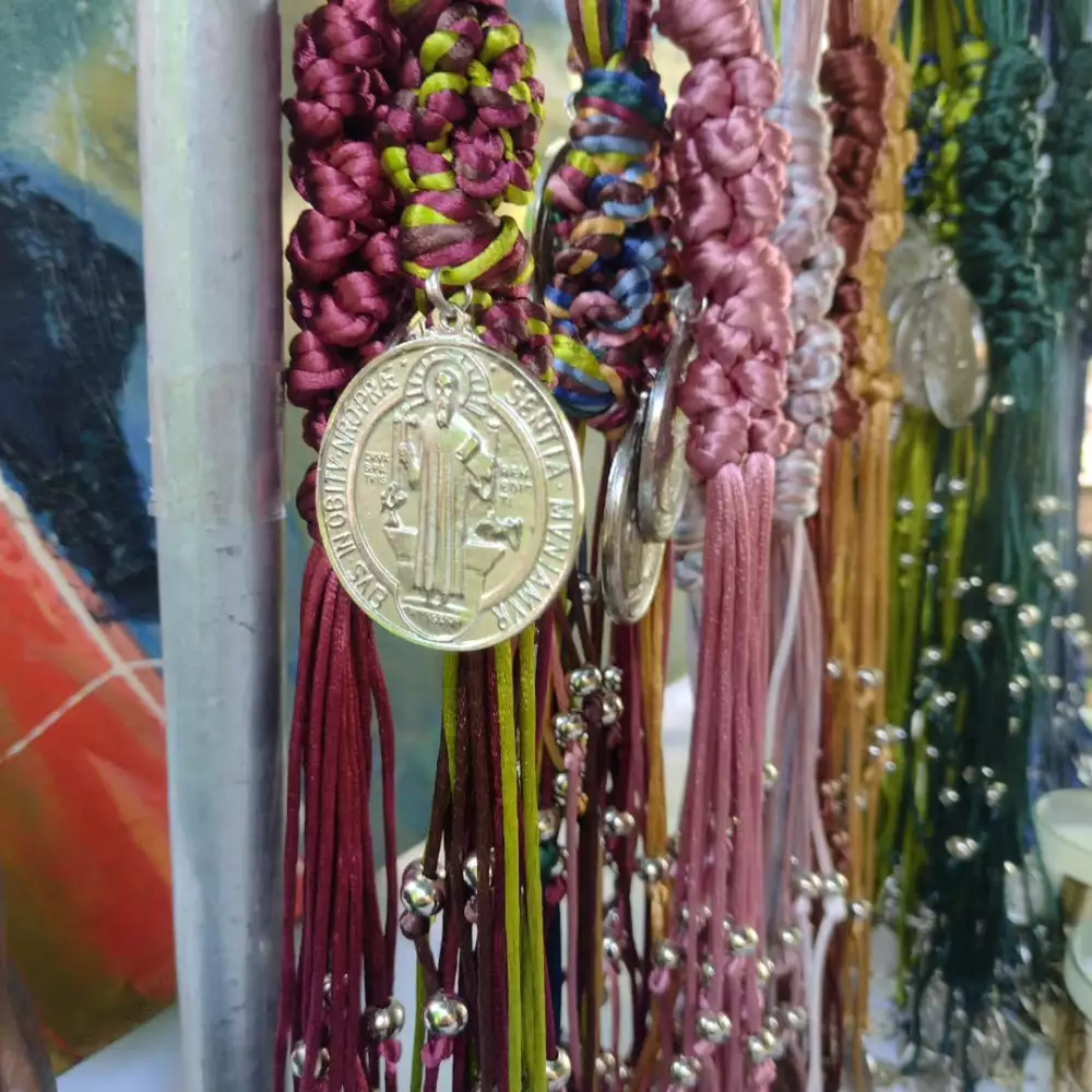 Bendición del hogar colores mezclados con medallas religiosas