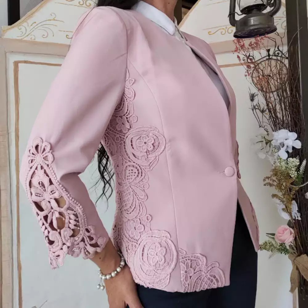 Blazer rosa vintage con bordado en blonda talla M