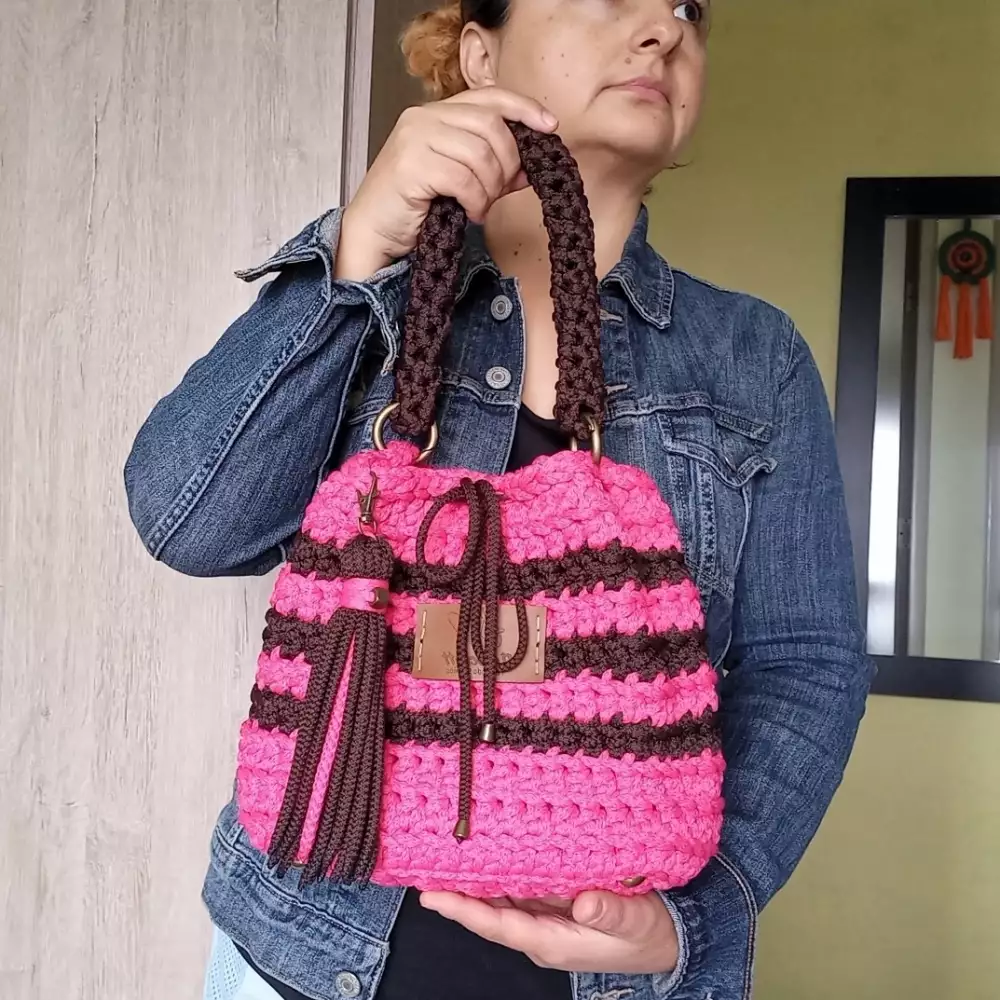 Bolso en Cordón tejido a crochet AURORA La Plaza Morada