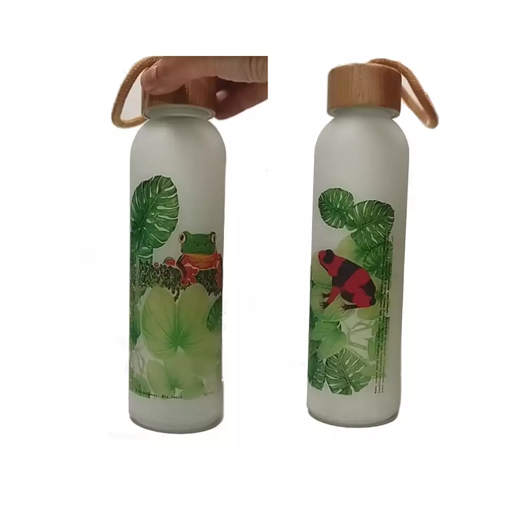 Botella en vidrio esmerilado con tapa en madera reciclada. Ranitas