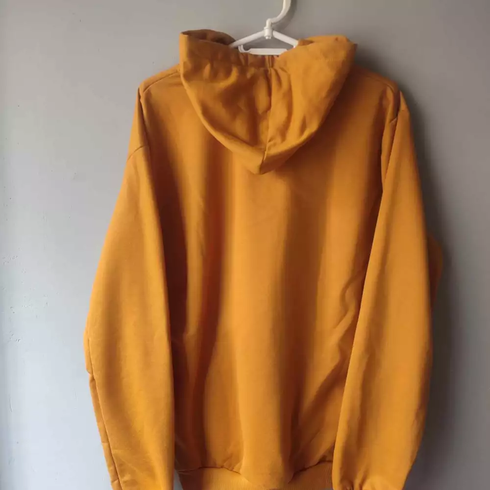 Buzo capotero mostaza S La Plaza Morada