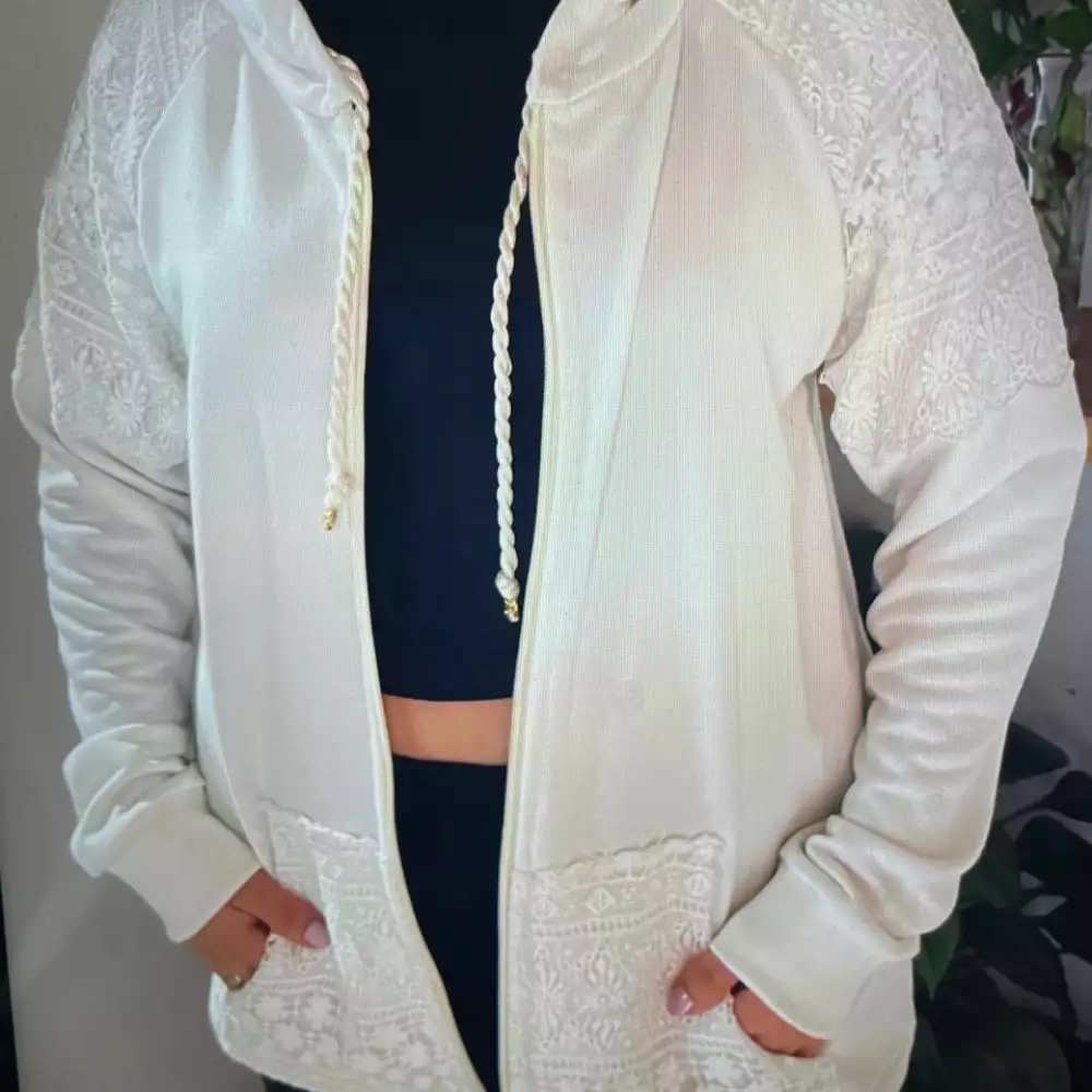 CHAQUETA CON DETALLES EN GUIPIUR