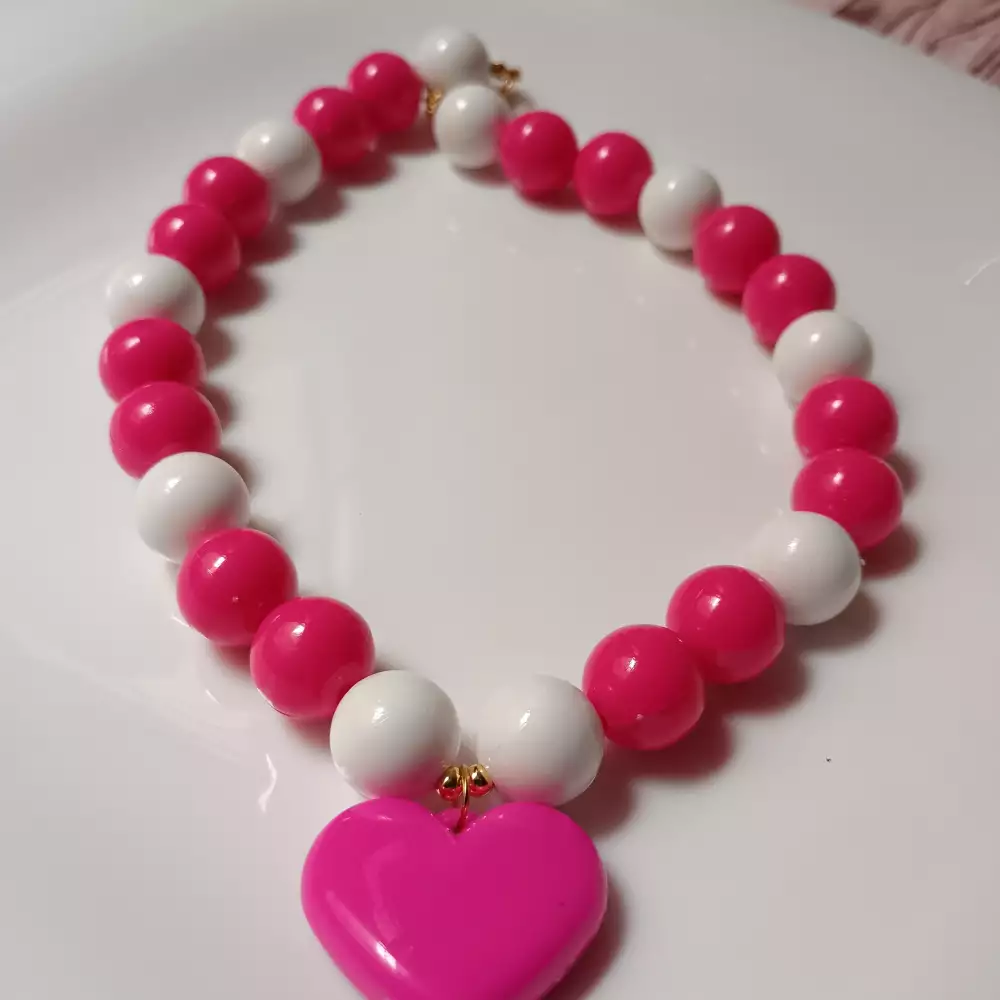 Collar chunky dije corazon Anartia accesorios blanco y fucsia