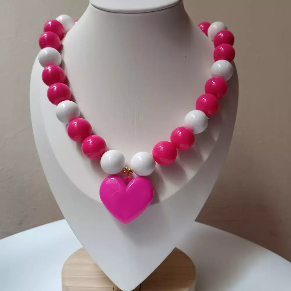 Collar chunky dije corazon Anartia accesorios blanco y fucsia