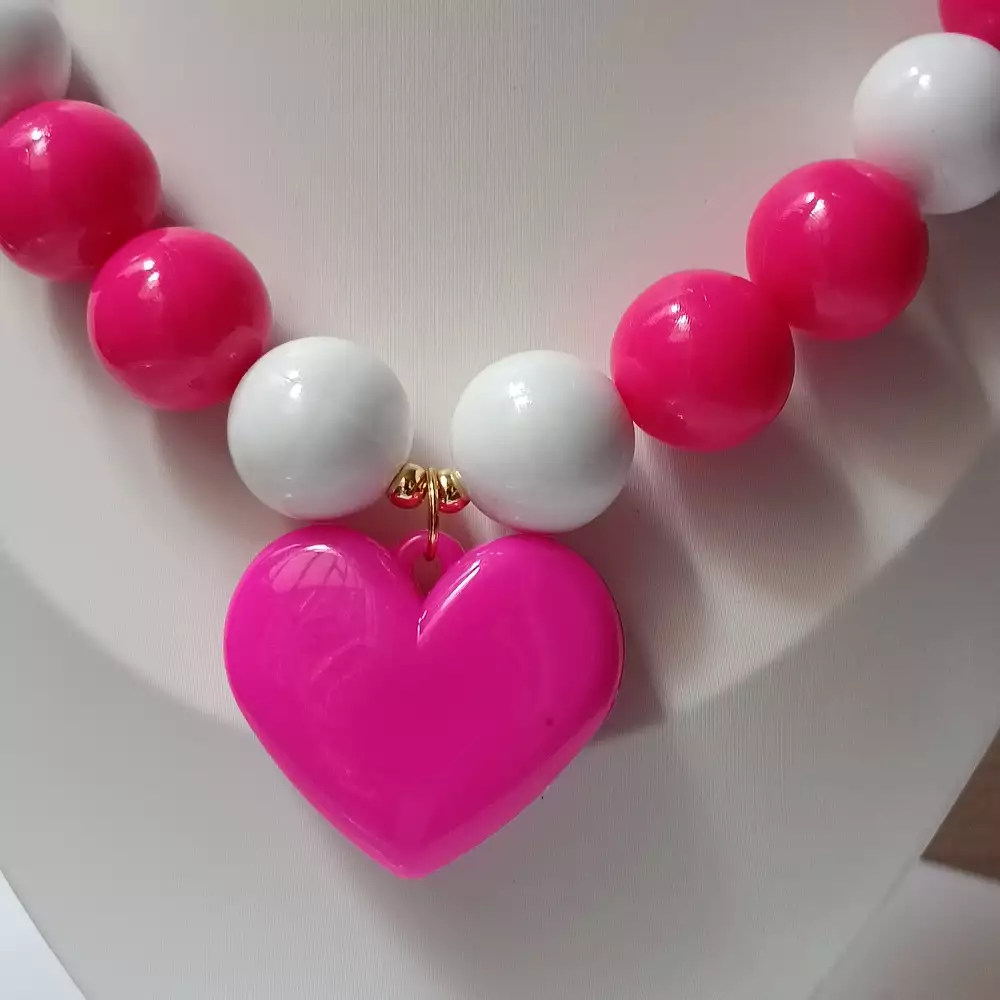 Collar chunky dije corazon Anartia accesorios blanco y fucsia