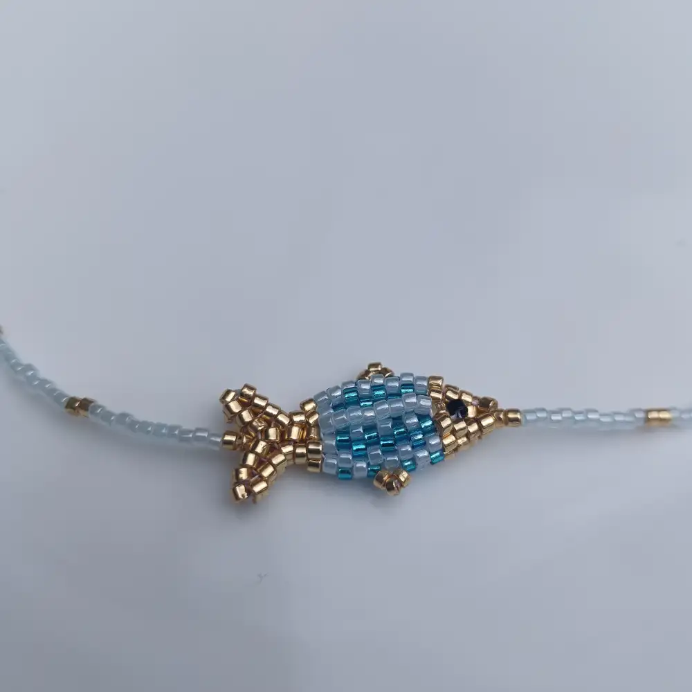 Collar Pez Tejido en Miyuki Delica 11/0 – Azul Claro y Dorado Anartia accesorios