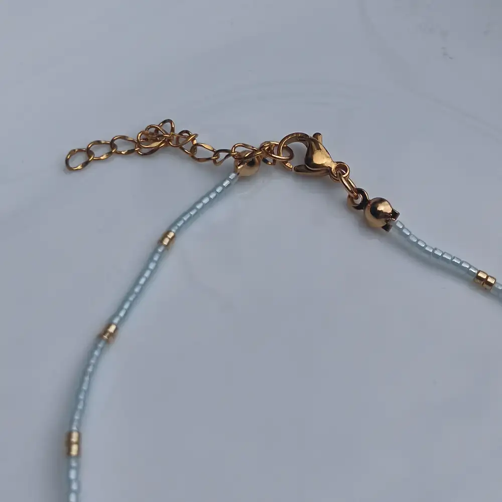 Collar Pez Tejido en Miyuki Delica 11/0 – Azul Claro y Dorado Anartia accesorios