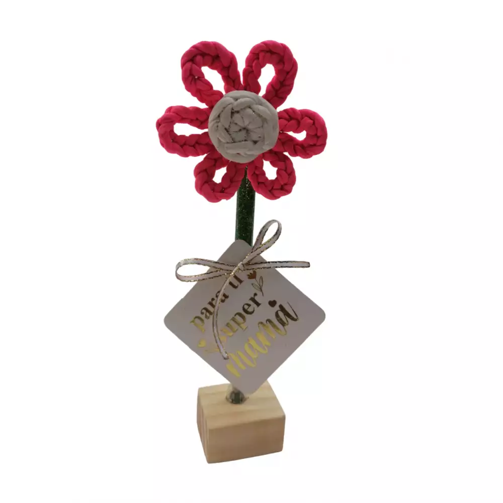 Flor decorativa crochet rosa base madera trapillo