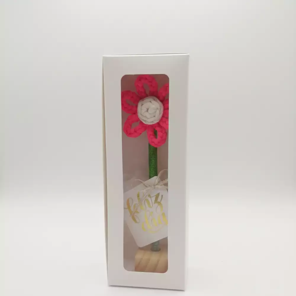 Flor decorativa crochet rosa base madera trapillo