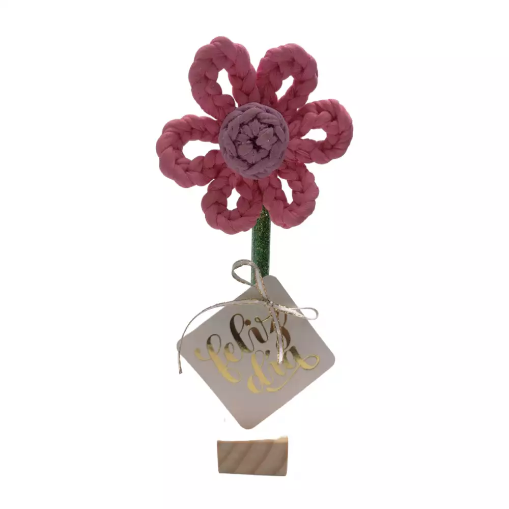 Flor decorativa crochet rosada lila base madera