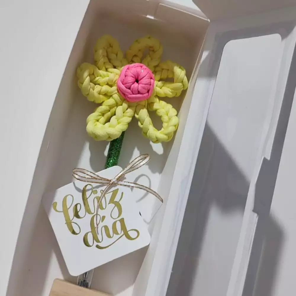 Flor decorativa en crochet amarilla con base madera tejida