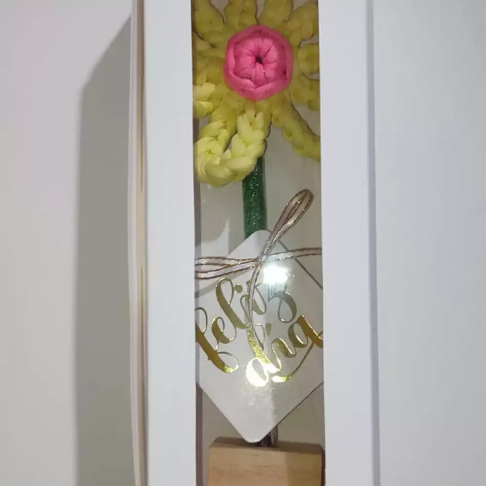 Flor decorativa en crochet amarilla con base madera tejida