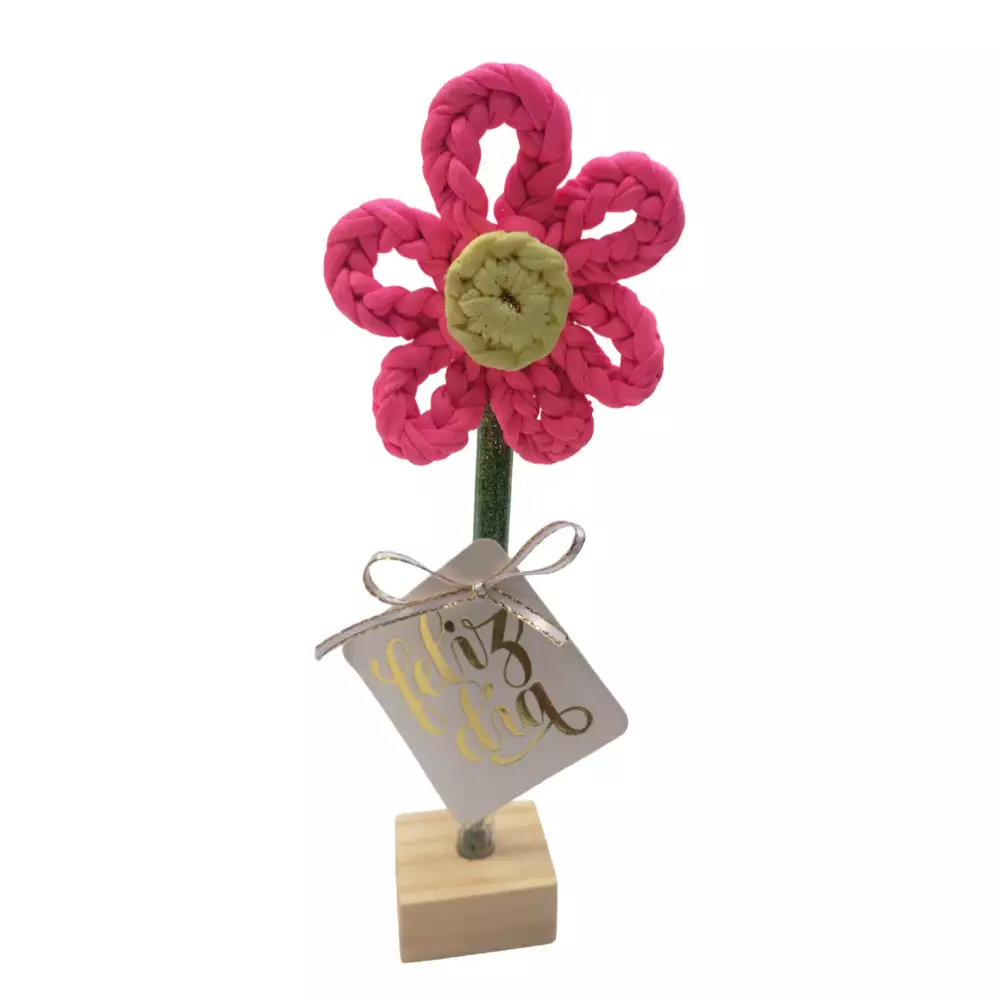 Flor decorativa en crochet rosa con base madera hecha a mano