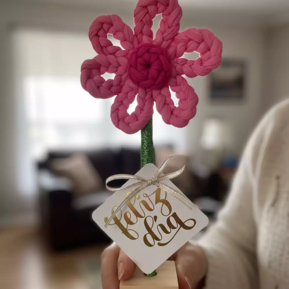 Flor decorativa en crochet rosada con base madera artesanal