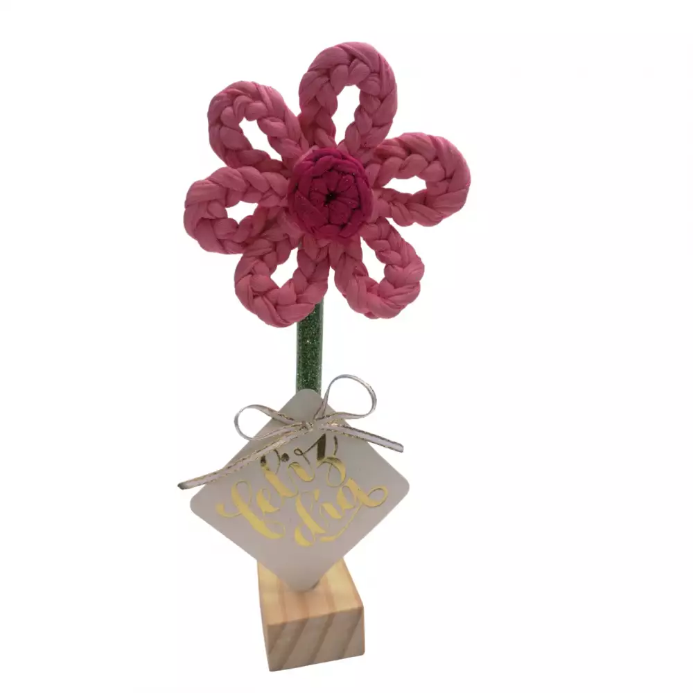 Flor decorativa en crochet rosada con base madera artesanal