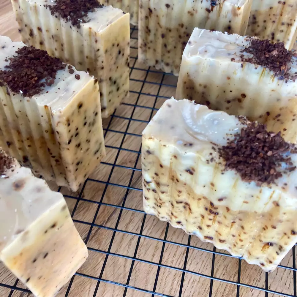 Jabón artesanal de café - Exfoliante y neutralizador de olores
