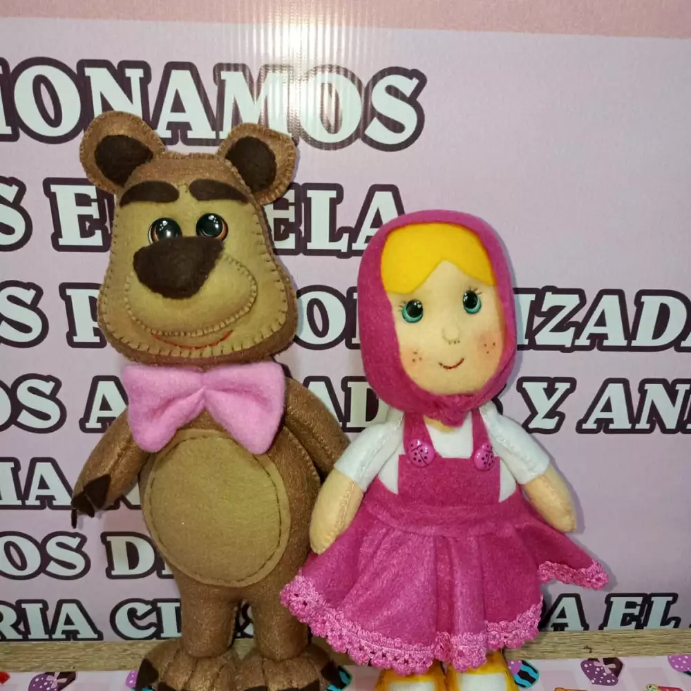 MACHA Y EL OSO - La Plaza Morada