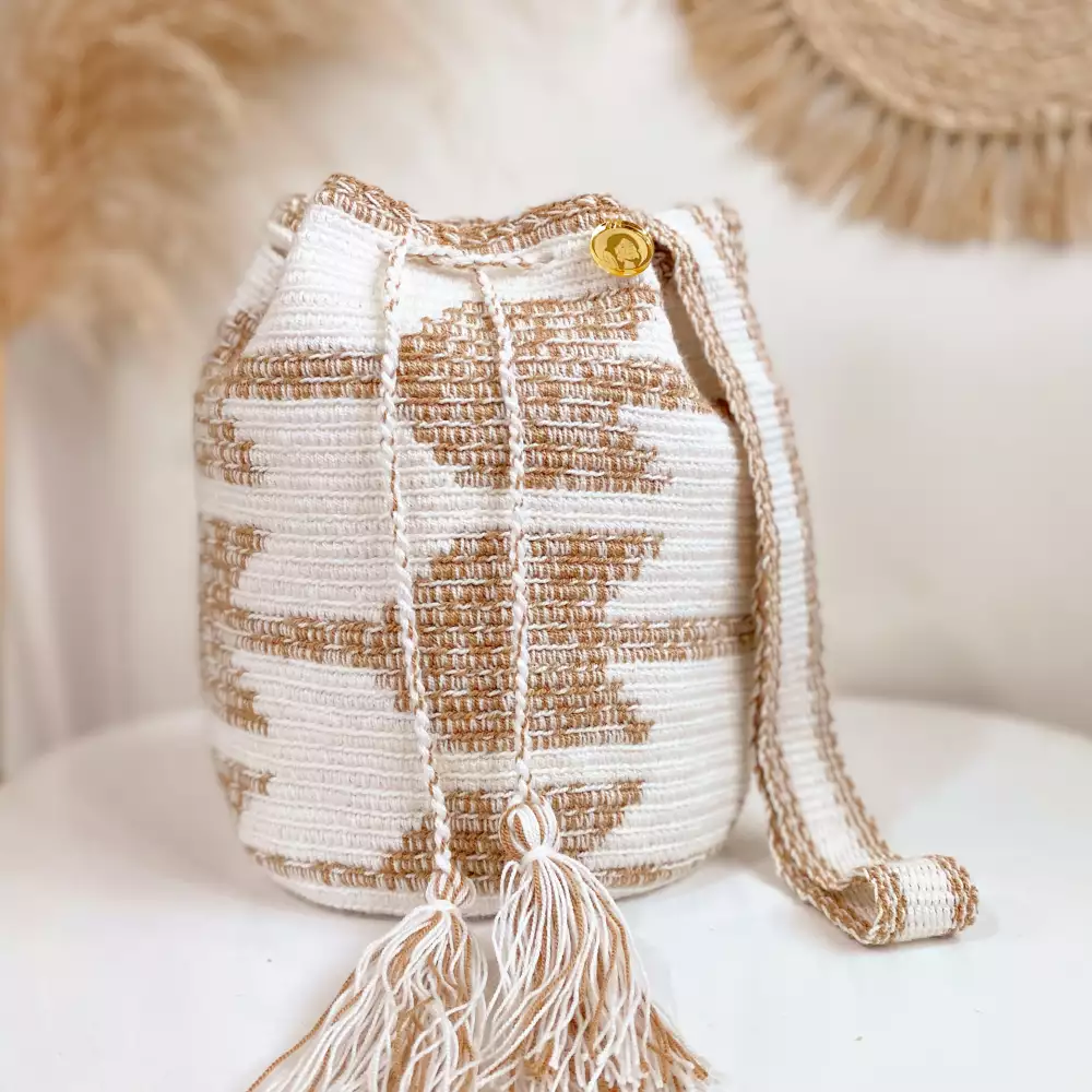 Mochila Wayuu matizada de flechas La Plaza Morada