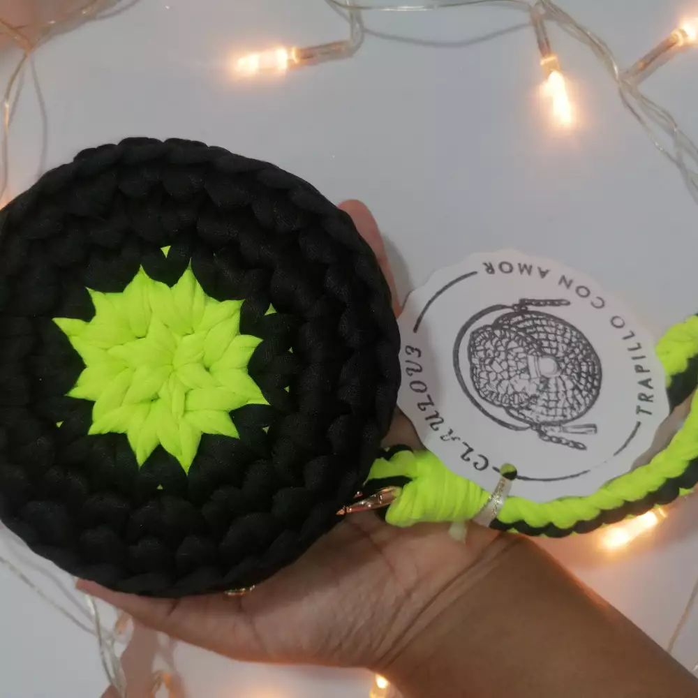 Monedero redondo mandala negro verde crochet