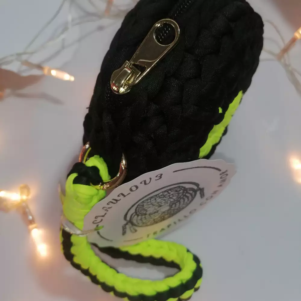 Monedero redondo mandala negro verde crochet