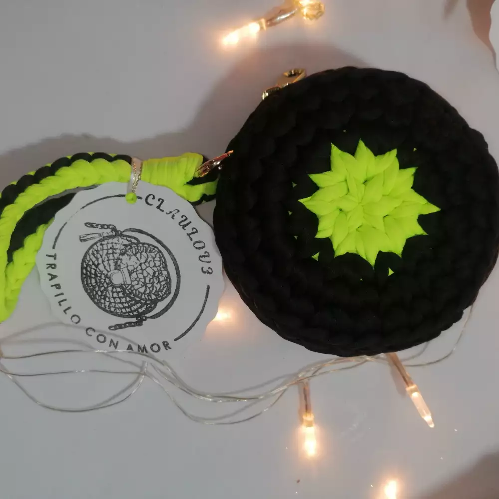Monedero redondo mandala negro verde crochet