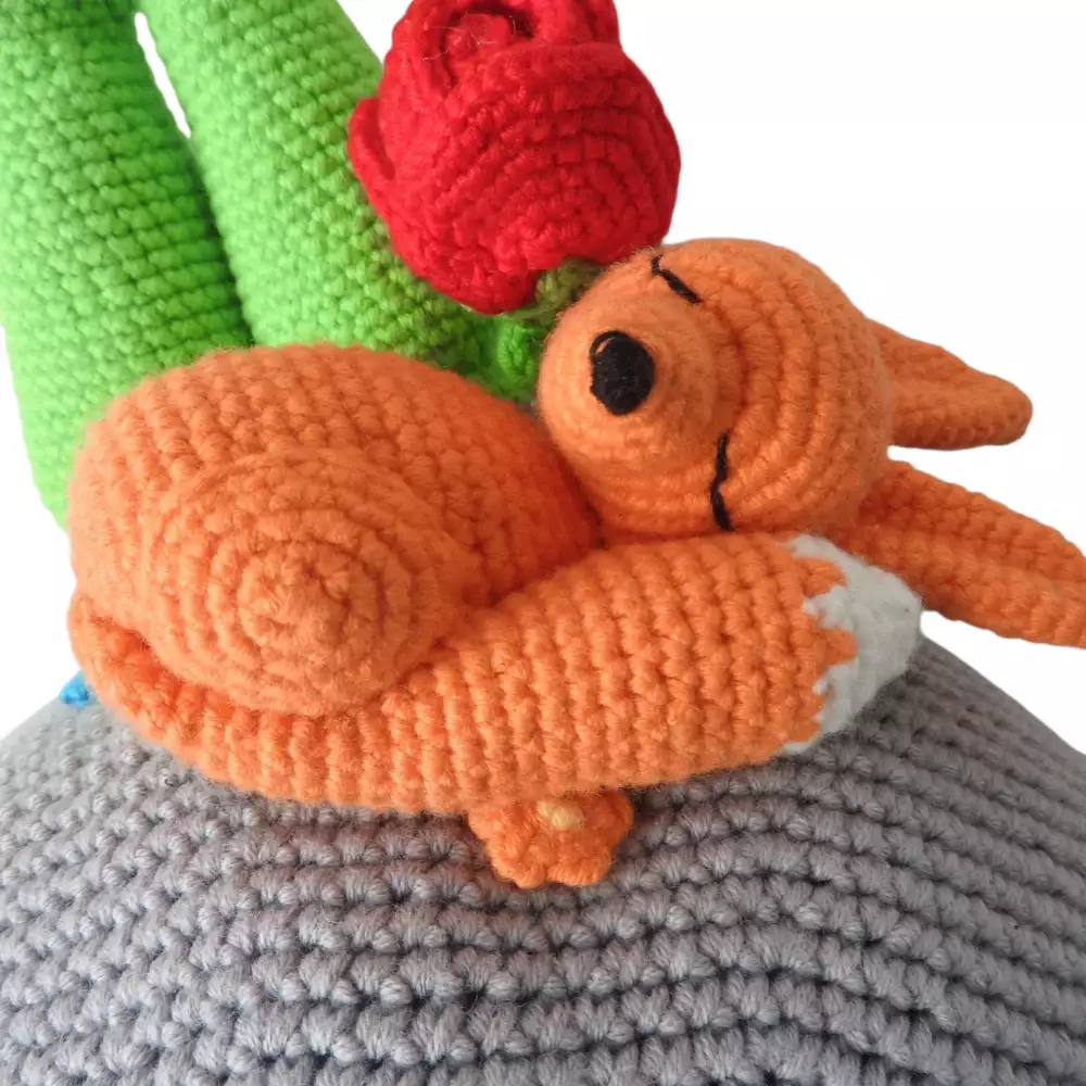 Móvil El Principito tejido a crochet con rosa y zorro