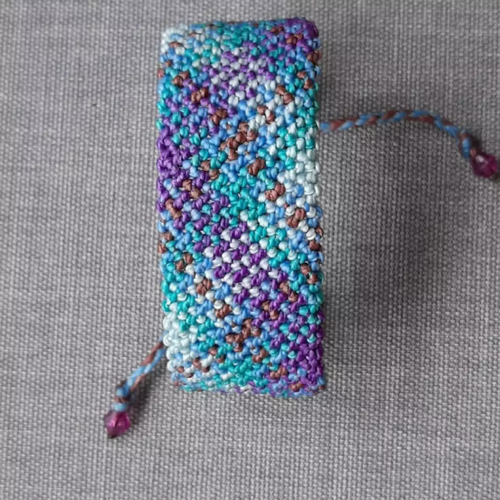 Pulsera de macramé ancha de 5 colores /Pulsera Equilibrio Boreal  ( “Huesito” o “Escocesa”)
